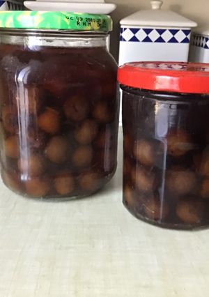 Une photo de Cerises du jardin à l eau de vie (deux mois de macération)