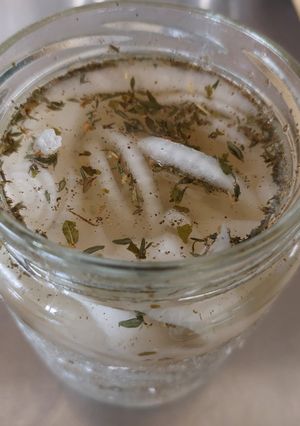 Una foto de Cebolla blanca encurtida
