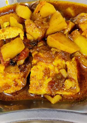 A picture of Egg Omelette curry.