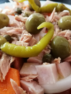 Una foto de Ensalada de la huerta con pavo, atún y encurtidos