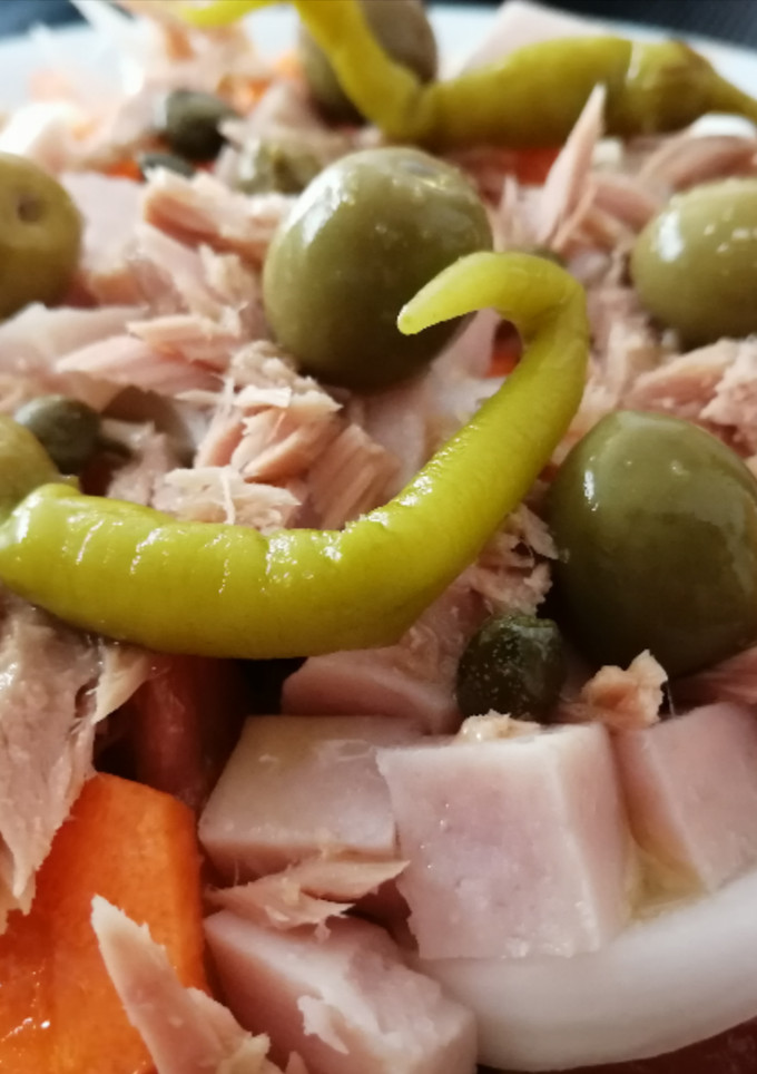 Una foto de Ensalada de la huerta con pavo, atún y encurtidos