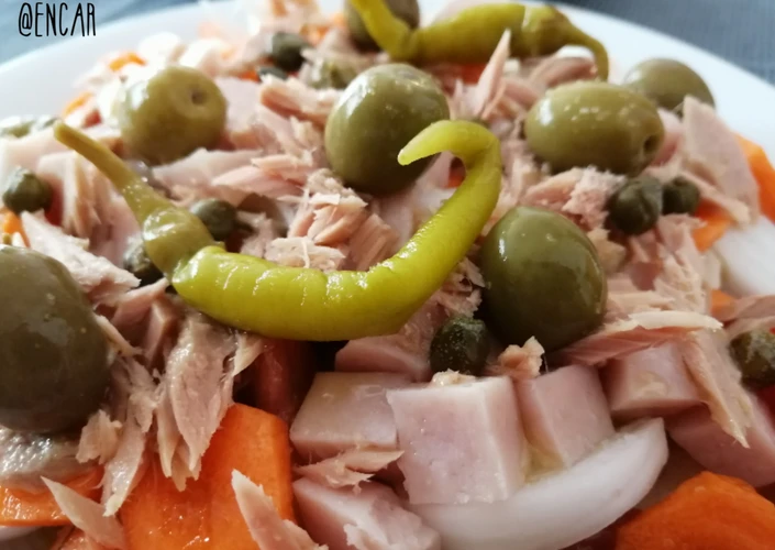 Receta Ensalada de la huerta con pavo, atún y encurtidos