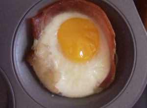 Foto resep Bacon (boleh sapi atau babi) and egg (Resep dari tasty)