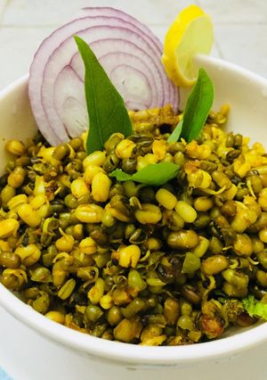 குஜராத்தி மட்கி சப்ஜி முளைத்தபாசிப்பயறு சப்ஜி/sproutedMoongdhaal Recipe in Tamil) செய்முறை முக்கிய புகைப்படம்