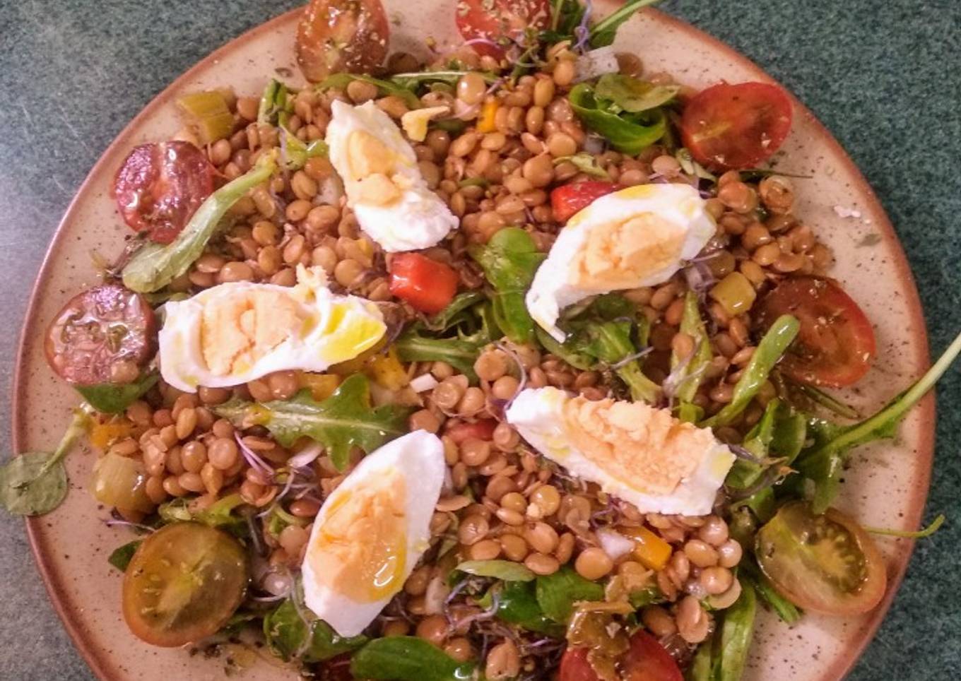 Ensalada de lentejas con huevo duro y germinado de kale