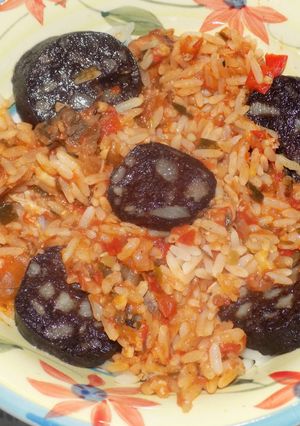 Una foto de Arroz con pollo y morcilla