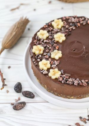 Une photo de Gâteau végétalien cru au cacao, banane et avocat