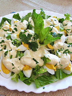 Una foto de Huevos duros con mayonesa de alcaparras sobre lechuga
