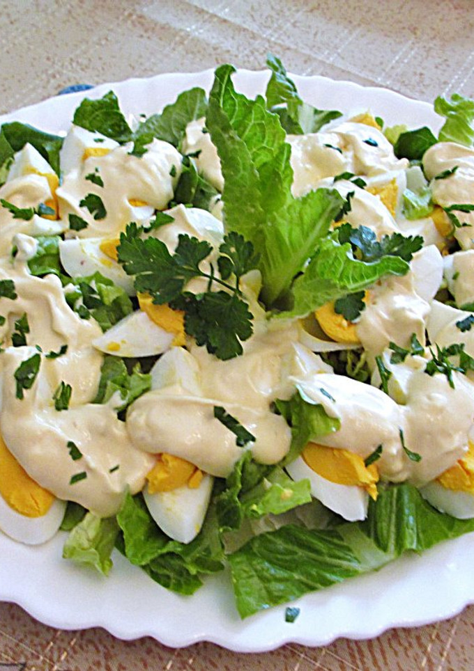 Una foto de Huevos duros con mayonesa de alcaparras sobre lechuga