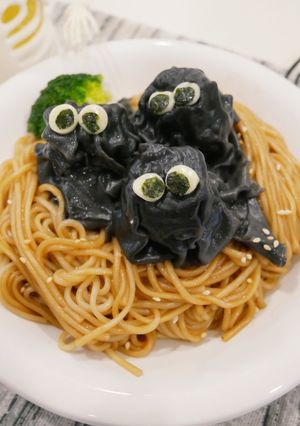 好應景「小煤球雲吞麵」萬聖節氛圍！！ 的食譜成品照片