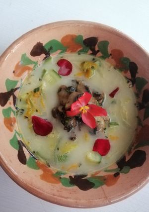 Una foto de Zuppa di fiori di zucca (Sopa de flores de calabaza)