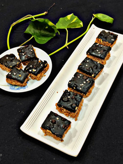 चोको पनीर बर्फी(choco paneer barfi recipe in hindi) रेसिपी मुख्य फोटो