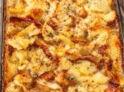 Una foto de patatas con queso brie