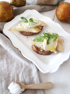 Una foto de Tostas de pera y queso de cabra