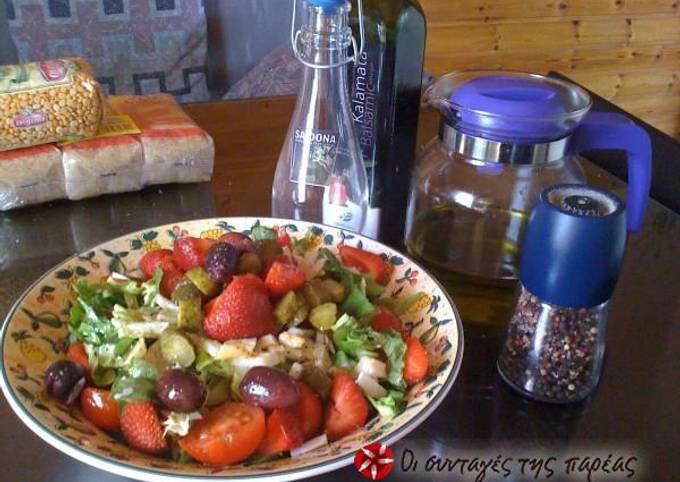 Green salad with parmezan and strawberries