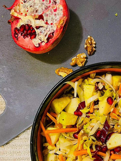 Foto di Insalata mista con melograno e noci