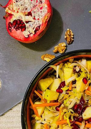 Foto di Insalata mista con melograno e noci