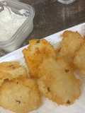 Tostones de yuca frita con salsa de cilantro
