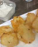 Tostones de yuca frita con salsa de cilantro