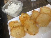 Una foto de yuca frita con salsa