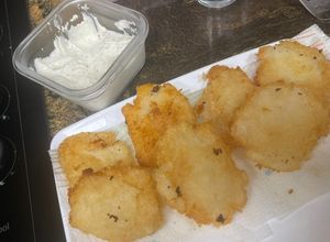 Una foto de Tostones de yuca frita con salsa de cilantro