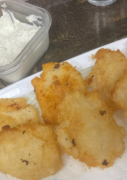 Una foto de Tostones de yuca frita con salsa de cilantro