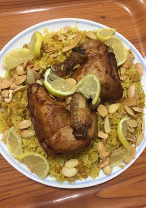 صورة لوصفة الكبسة السعودية بالخلطة الصفراء والزبيب