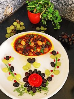 अंगूर की खट्टी- मीठी चटपटी सब्जी (Angoor ki khatti meethi chatpati sabzi recipe in hindi) रेसिपी मुख्य फोटो