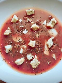 Una foto de Sopa fría de melocotón y cerezas con queso fresco (receta saludable para diabetes)