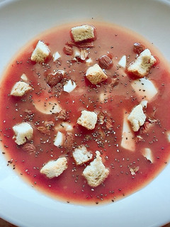 Una foto de Sopa fría de melocotón y cerezas con queso fresco (receta saludable para diabetes)