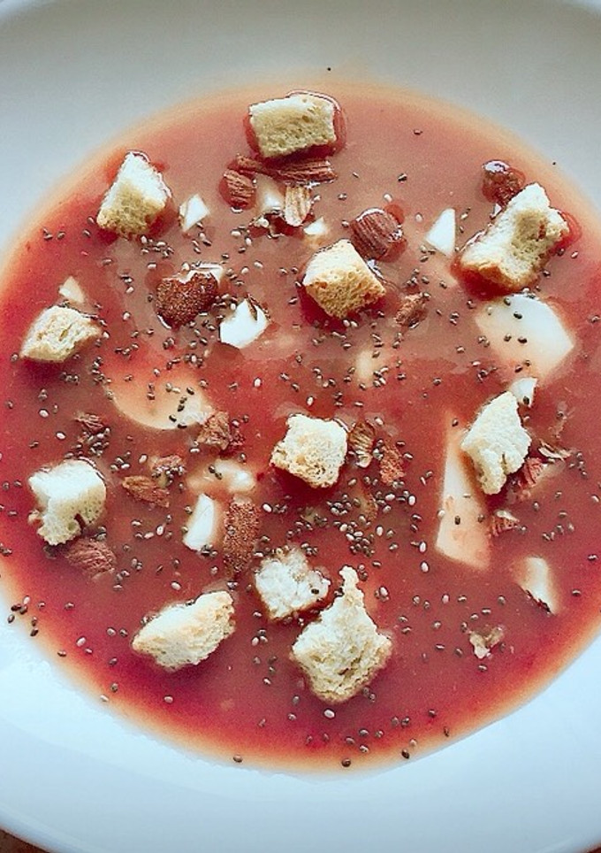 Una foto de Sopa fría de melocotón y cerezas con queso fresco (receta saludable para diabetes)