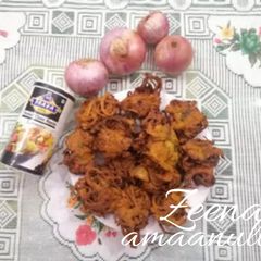 A picture of Hyderabadi Pyaaz Ke Bhajiye/Onion Fritters.