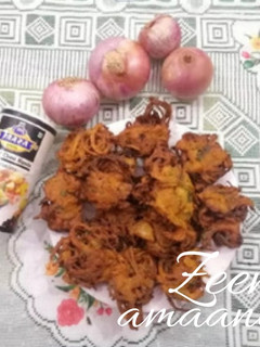 A picture of Hyderabadi Pyaaz Ke Bhajiye/Onion Fritters.