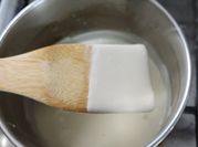 Una foto de salsa bechamel con harina