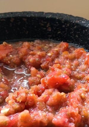 Una foto de Salsa de Pollo Feliz | Salsa de Jitomate Cruda