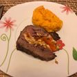 Colita de cuadril rellena acompañada de puré de calabaza