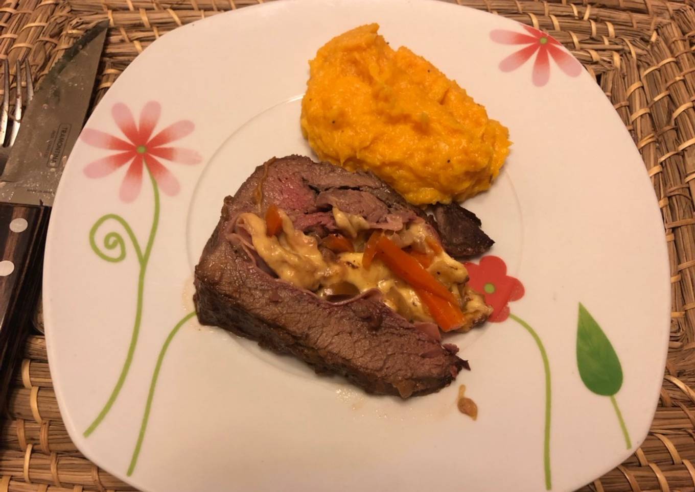 Colita de cuadril rellena acompañada de puré de calabaza