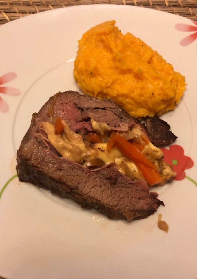Una foto de Colita de cuadril rellena acompañada de puré de calabaza