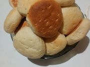 Una foto de pan casero con grasa