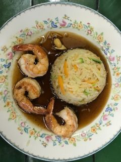 Una foto de Camarones 🍤Teriyaki con arroz thai con verduras y cacahuates
