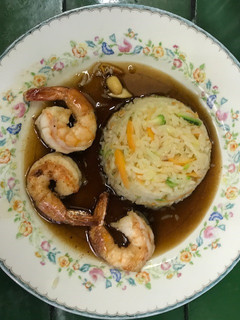 Una foto de Camarones 🍤Teriyaki con arroz thai con verduras y cacahuates