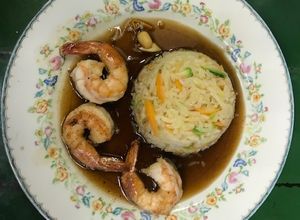 Una foto de Camarones 🍤Teriyaki con arroz thai con verduras y cacahuates