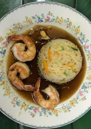Una foto de Camarones 🍤Teriyaki con arroz thai con verduras y cacahuates