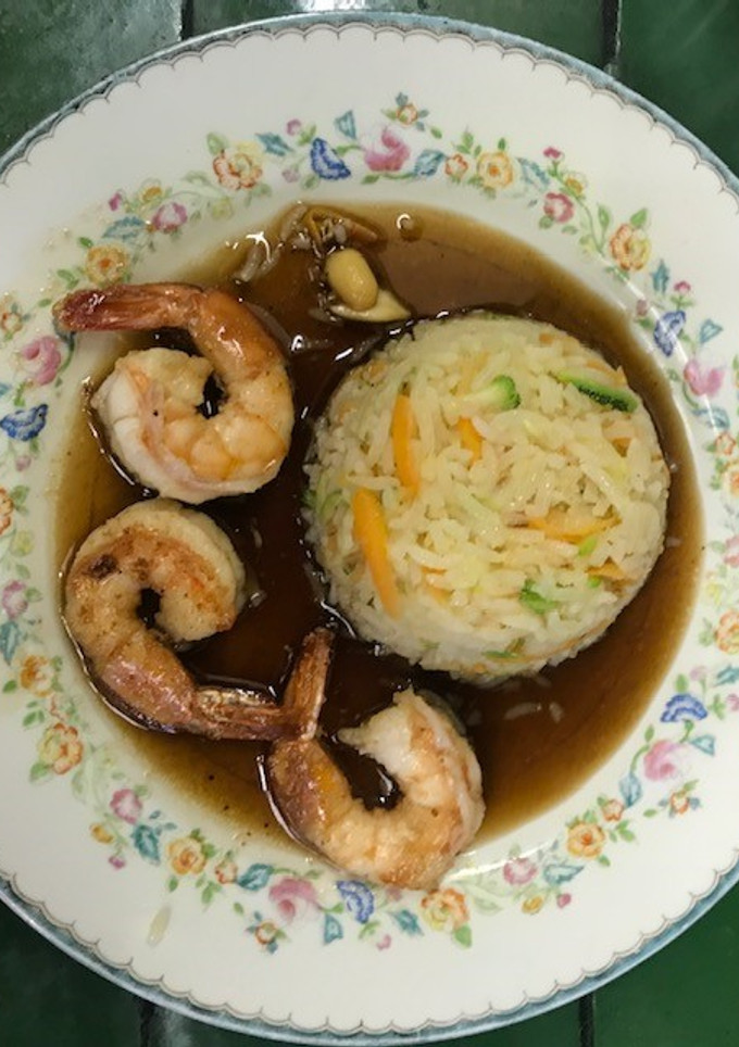 Una foto de Camarones 🍤Teriyaki con arroz thai con verduras y cacahuates