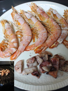 Una foto de Gambones con anillas de calamar a la plancha