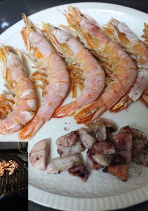 Una foto de Gambones con anillas de calamar a la plancha