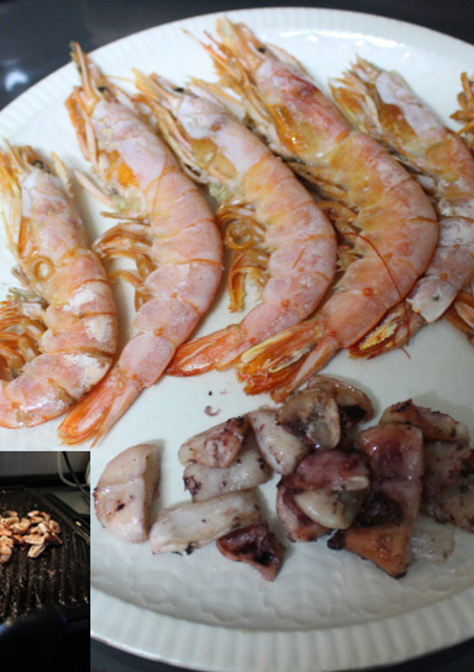 Una foto de Gambones con anillas de calamar a la plancha