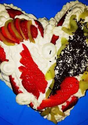 O poză a rețetei Tort cu mascarpone, frișcă și fructe.