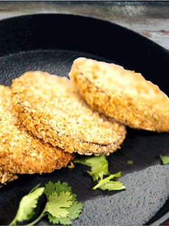 Una foto de Berenjenas fritas con avena