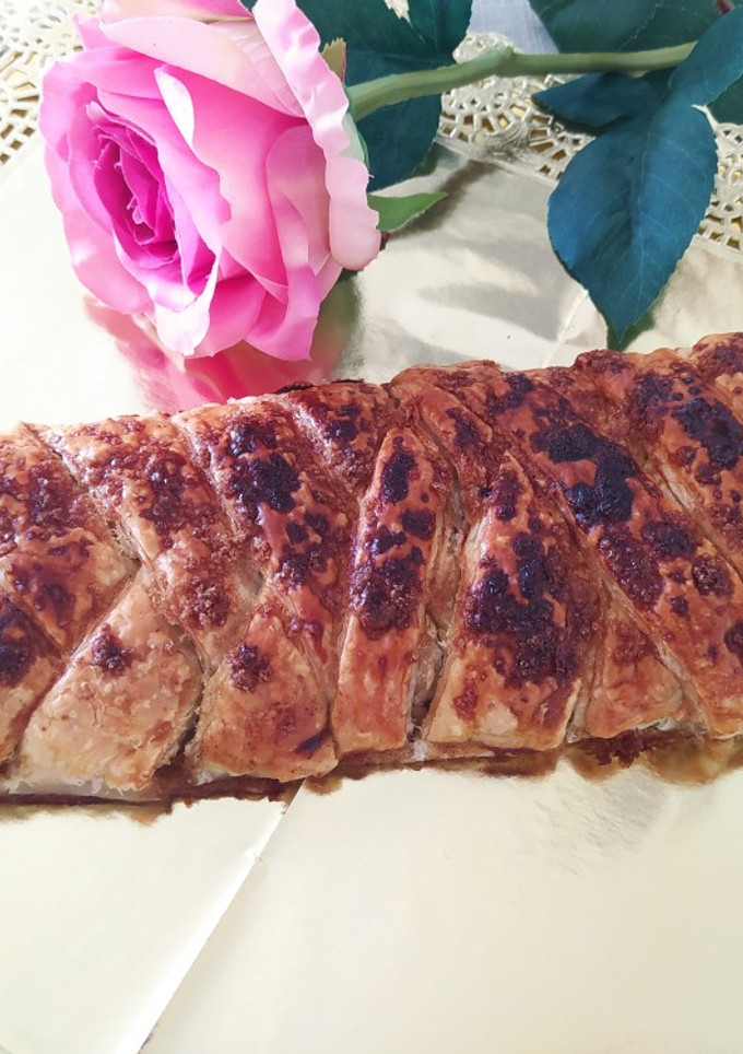 Una foto de Trenza de hojaldre con manzanas. Pastel de celebraciones